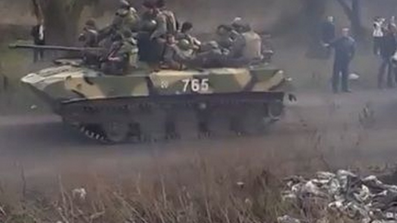 Бронетехника и оръдия на подстъпите на Донецк (ВИДЕО)