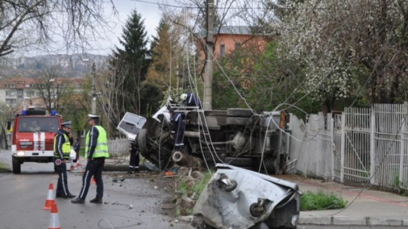 Камион отнесе стълб в Разград, спира във втори 