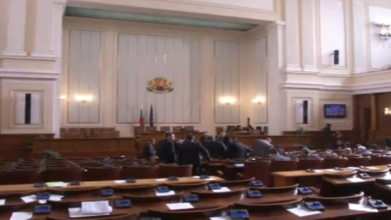 Кворум: Миков брои депутатите като пилци