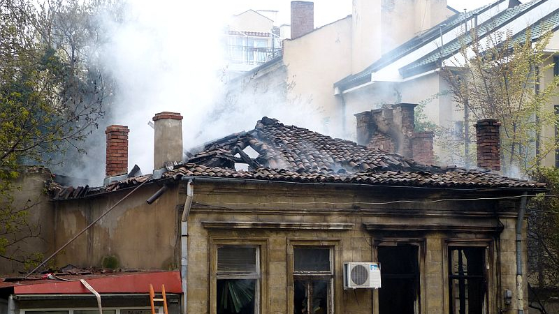 Пожар лумна на метри от общината в Русе 