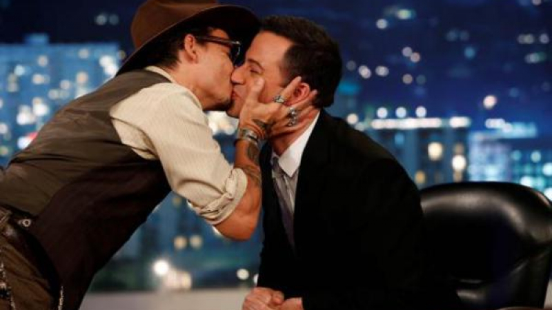 Джони Деп страстно целува мъж в устата (ВИДЕО)