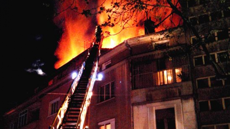 Пожар бушува в сградата на култовото бургаско бистро „Малибу“