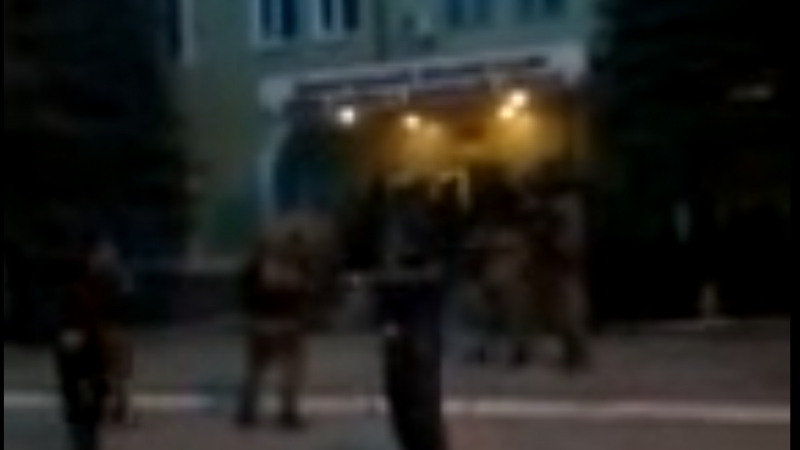 Вижте как превзеха със стрелба полицията в Краматорск! (ВИДЕО)