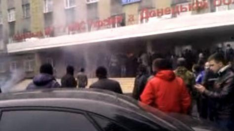 Завзеха полицията в Горловка и забиха руския флаг отгоре