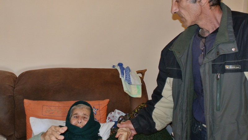 Социални отпуснаха помощ за имплант на баба Атанаска 