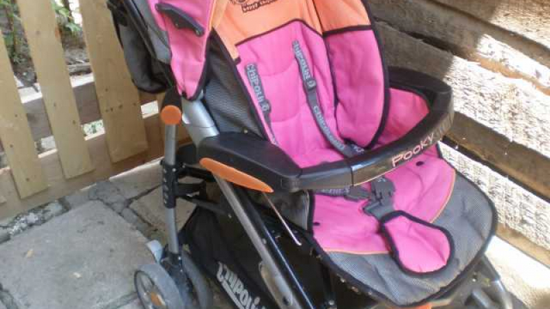Нелепо: Майка изпусна количката с бебето си по стълбите