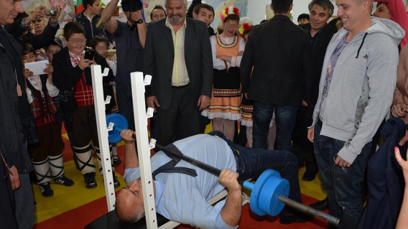 Борисов се перчи пред деца – вдига по 120 пъти щанга от лежанка