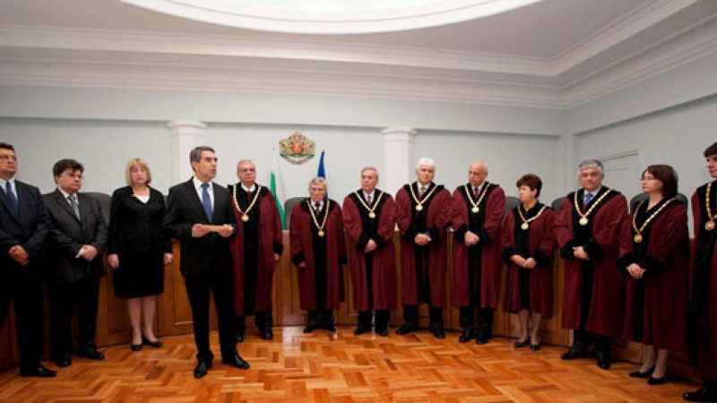 Конституционните съдии единодушни за делото на президента