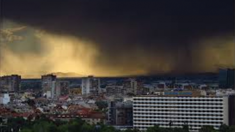 Халата от Запад удари Пловдив с градушка