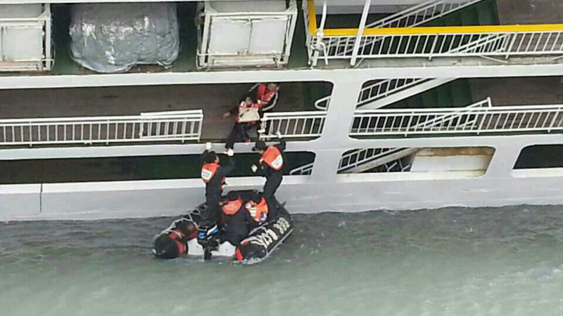 Ученици на потъващия ферибот скачали в ледените води, за да се спасят (ВИДЕО И СНИМКИ)