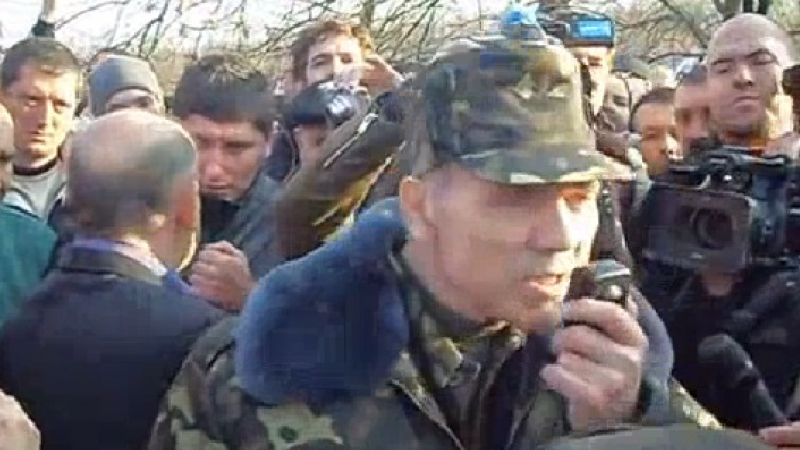 Как &quot;пияни терористи&quot; нашляпаха с голи ръце генерал Крутов в Краматорск (ВИДЕО)