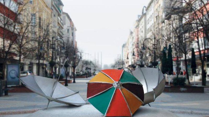 Танцуващи листа и чадъри красят фонтана на „Витошка”