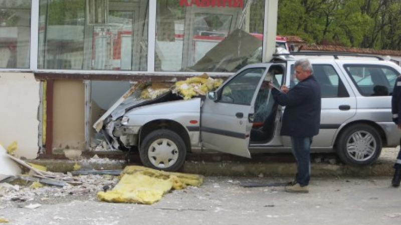 &quot;Форд&quot; без шофьор се врязал в телефонната будка на спирката край Варна