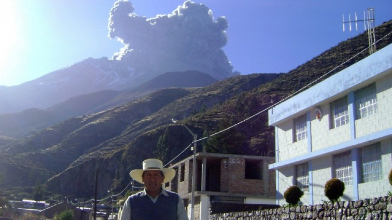 Евакуират перуанци заради вулкан