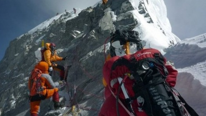 Жертвите на лавината под Еверест вече са 15 