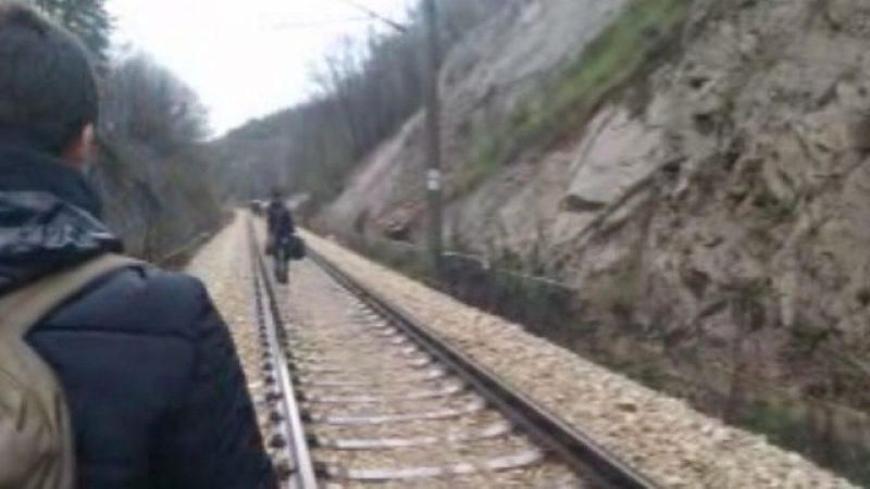 Свлачище спря влака от София за Бургас 