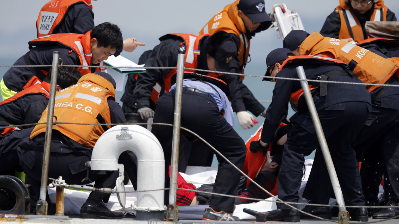 Близки на загиналите от южнокорейския кораб правят седяща стачка