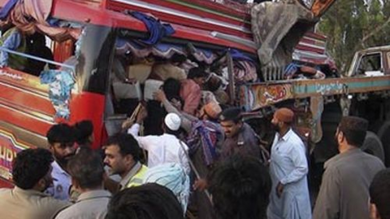 Пакистански трактор-тролей се удари в автобус, 42 души загинаха