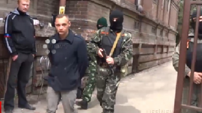 Опълченците в Славянск заловиха радикал от &quot;Десен сектор&quot; (ВИДЕО)