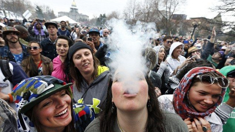 Над 80 000 се събраха да празнуват легализирането на марихуаната в Денвър (СНИМКИ)