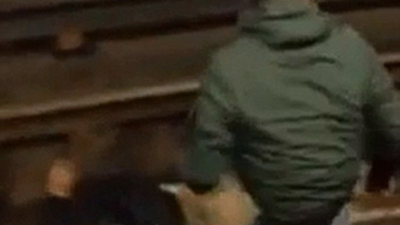 Шок в метрото: Мотриса минава над мъж, той оцелява (ВИДЕО)