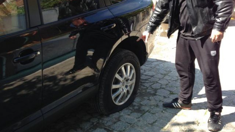Вандал с нож наряза гумите на таксиметровия бос Керанов