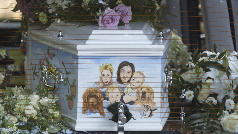 Погребаха дъщерята на Боб Гелдоф до майка й, която умря от свръхдоза хероин (СНИМКИ)
