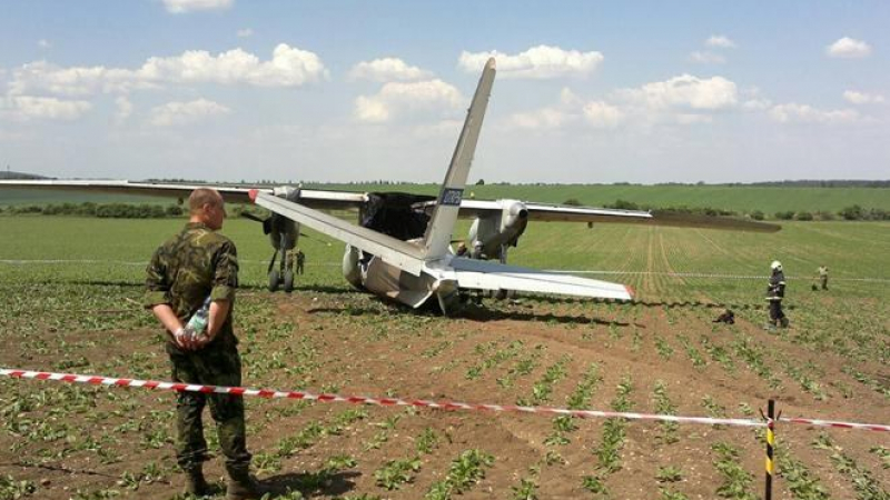 Неизвестни обстрелваха украински самолет в Славянск