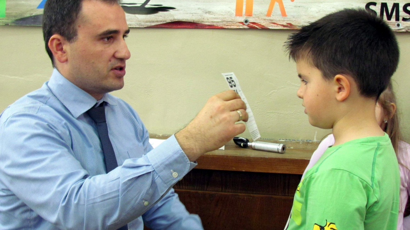 Очни специалисти на УМБАЛ &quot;Александровска&quot; прегледаха безплатно очите на близо 200 деца от Община Карлово
