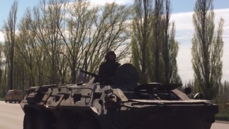 Напрежение: Русия струпва БТР-и на границата с Украйна (ВИДЕО)