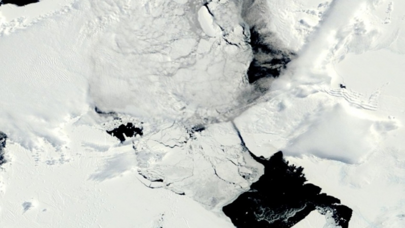 НАСА засне как се отцепи чудовищен айсберг от Антарктида (СНИМКИ)