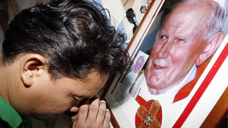 Разпятие в чест на Йоан Павел II смаза човек