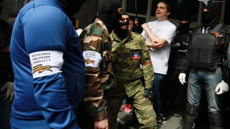 Екшън в Донецк: Атакуваха с бухалки банка на милиардер! (ВИДЕО)
