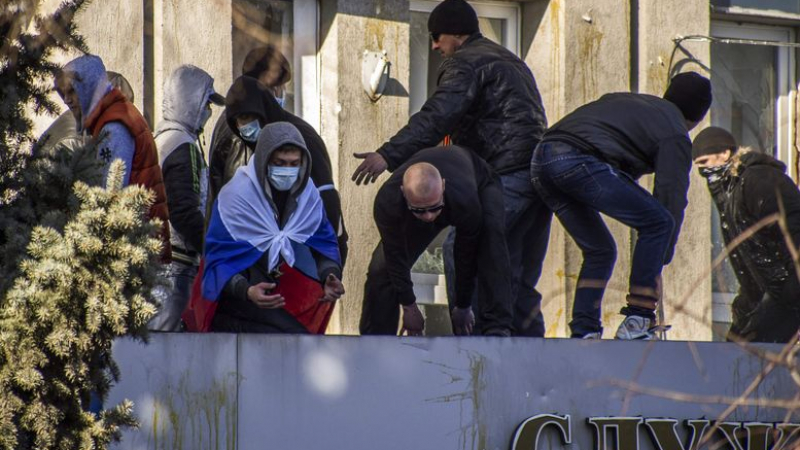 Сепаратистите в Луганск заплашиха с окупация на телевизии и административни сгради