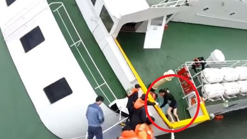 Вижте как капитанът на корейския „Титаник” напуска борда по гащи (ВИДЕО)