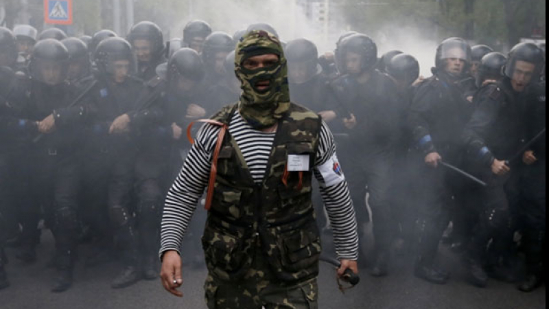 Сепаратисти взеха демонстранти за заложници в Донецк