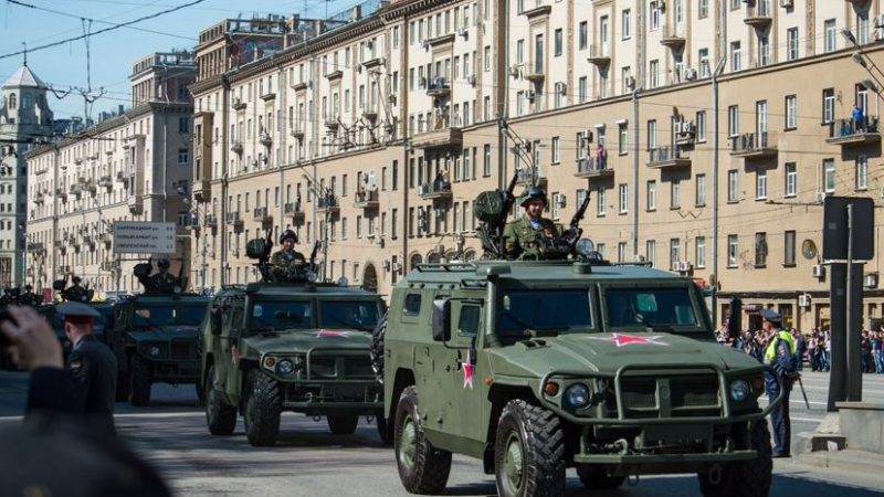 Стартират парада в Москва с бронетехника от Крим
