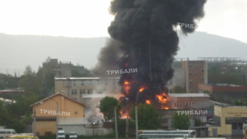 Огромен пожар бушува във Враца