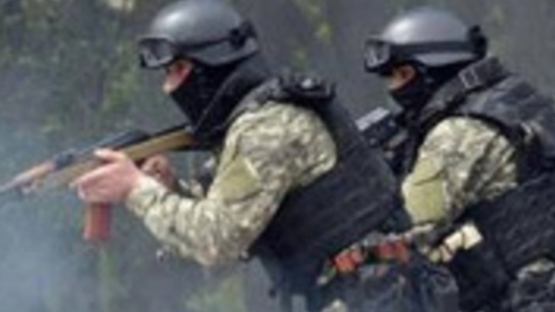 Киев щурмува Славянск, опълченците свалиха 2 хеликоптера (ВИДЕО)