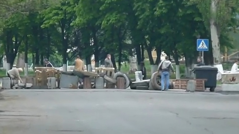 Нови барикади изникват в Славянск (ВИДЕО)