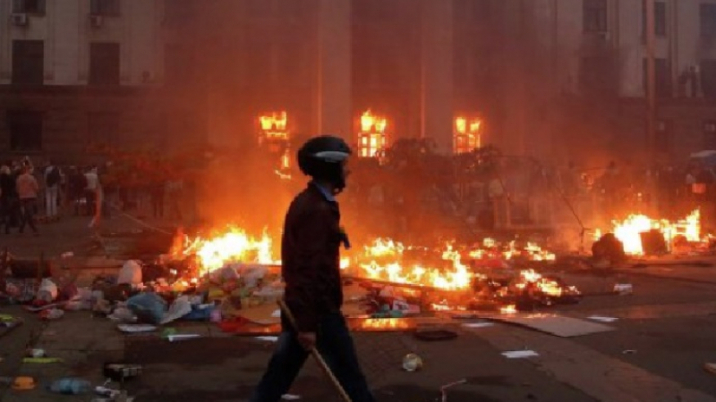 Радикали позират до труповете на изгорелите живи опълченци в Одеса (ВИДЕО 18+) 