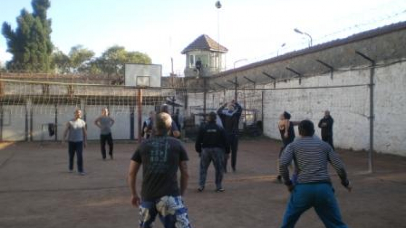 Куриоз в Бургас: Втори затворник тръгнал да бяга, но се спънал