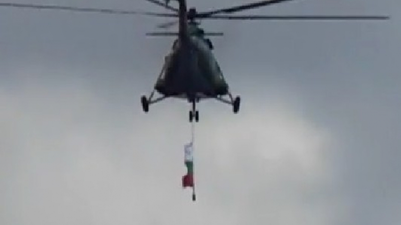 БЛИЦ TV: Вижте как един хеликоптер замени висшия пилотаж на парада