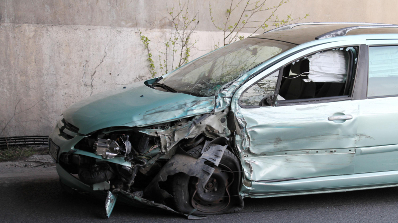 Насред Пловдив: Шофьор навлезе в насрещното, заби се в бетонна колона