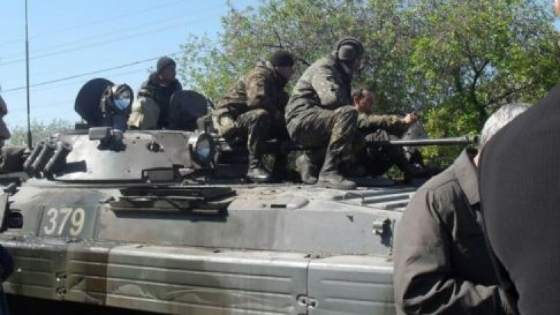 Украински танкове навлизат в размирния Мариупол (ВИДЕО)