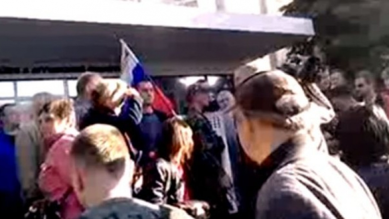 На живо с ВИДЕО в БЛИЦ: Проруски активисти щурмуват сградата на МВР в Луганск!