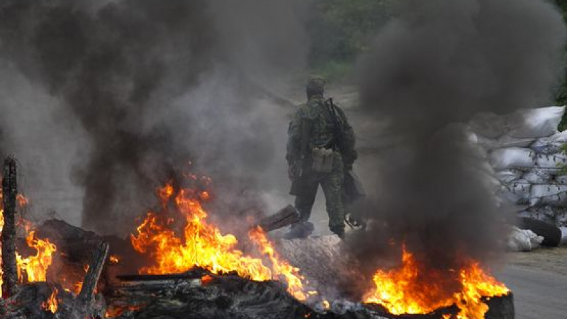 Украинските военнослужещи щурмуват Славянск, чуват се взривове и стрелба