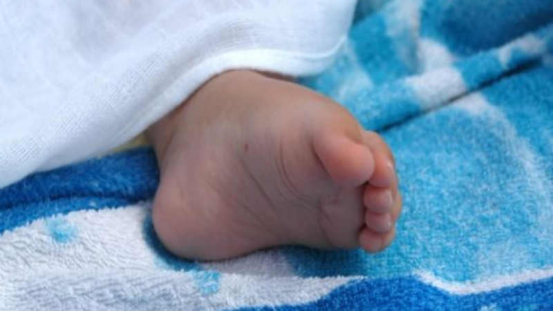 Бебе намерено мъртво от приемните си родители