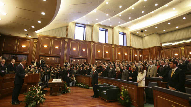 Сръбски бойкот разпусна парламента в Косово