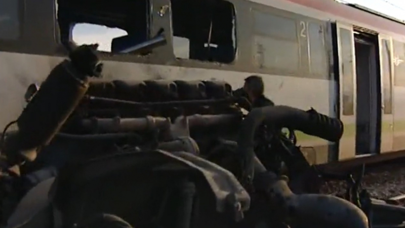Железни оси, излетели от ТИР-а, са наранили хората във влака 
